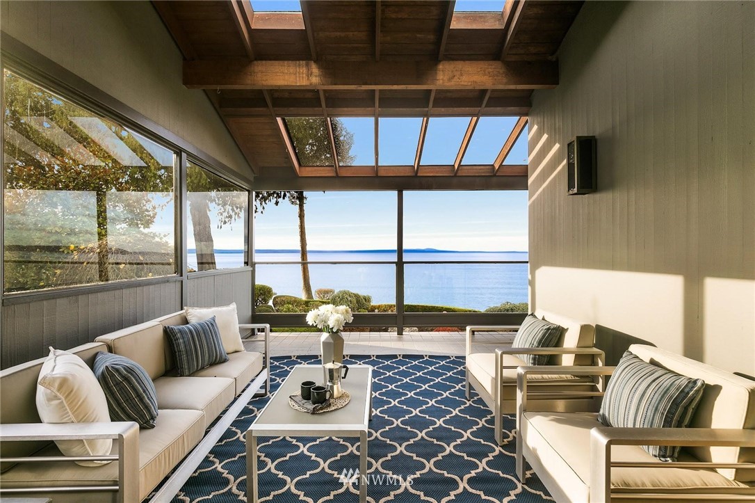 16900 Talbot Road Edmonds, WA 98026 - Photo 14 of 40 a living room with furniture