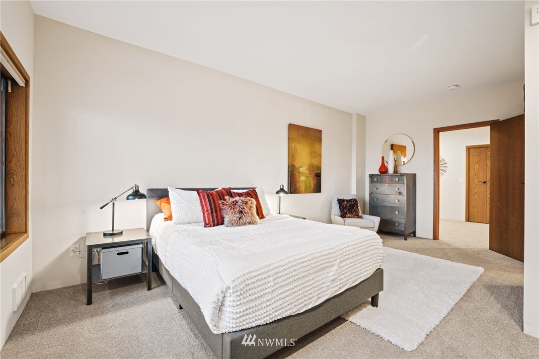 16900 Talbot Road Edmonds, WA 98026 - Photo 37 of 40 a bedroom with a bed and a couch