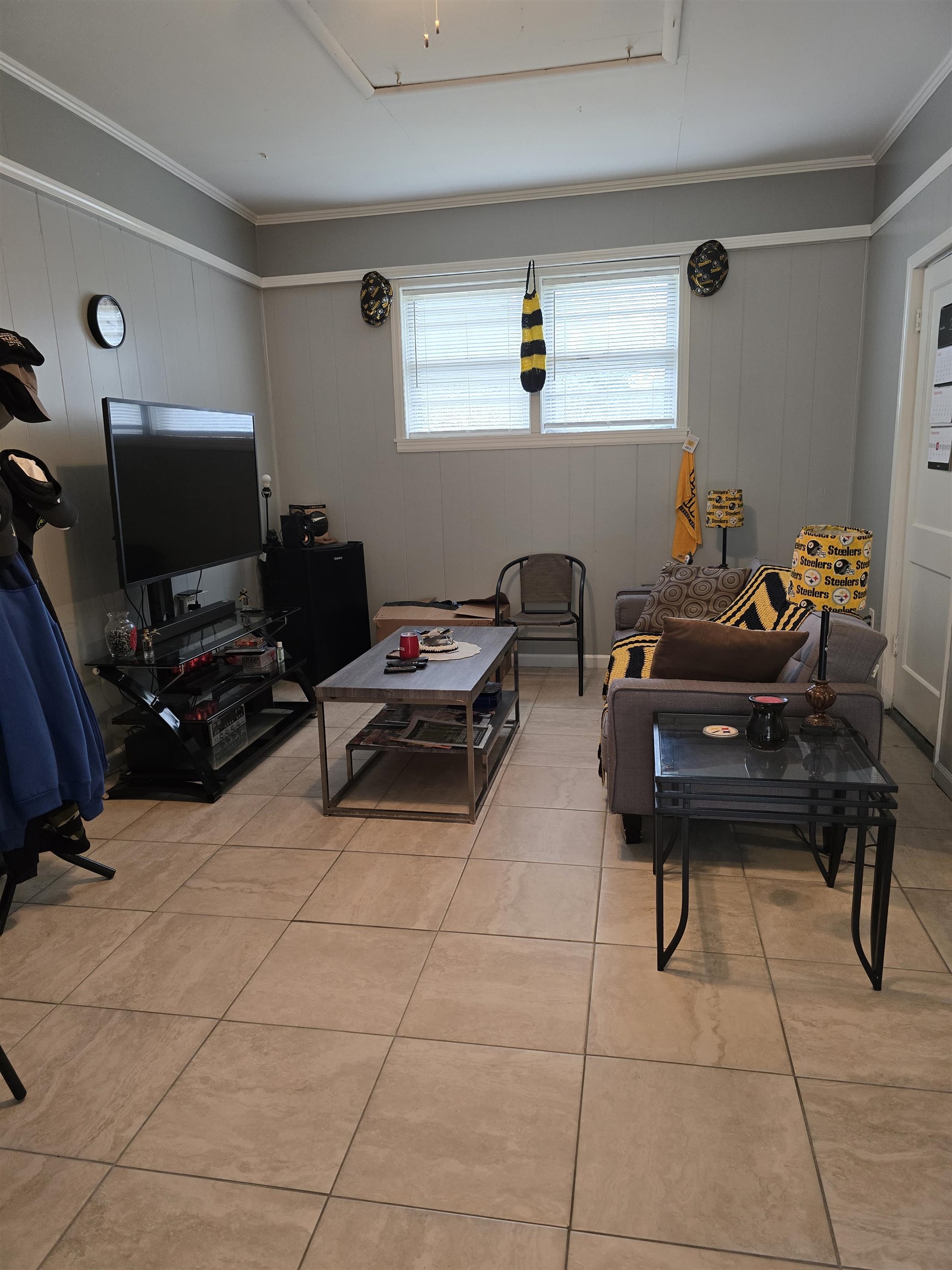 1400 Randall Drive Memphis, TN 38116 - Photo 13 of 23 a living room with furniture and a flat screen tv