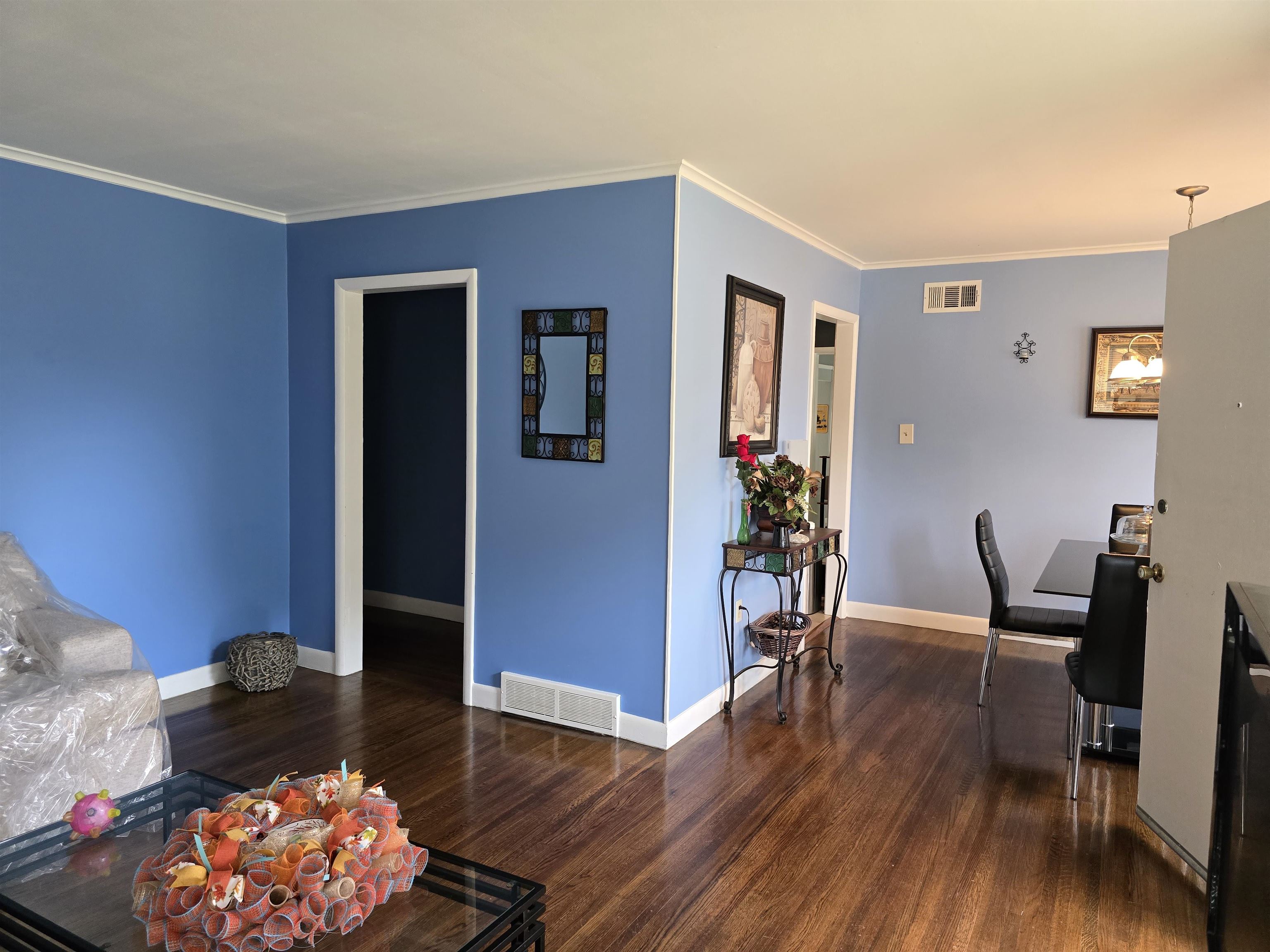 1400 Randall Drive Memphis, TN 38116 - Photo 3 of 23 a living room with furniture and wooden floor