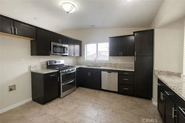 $3,000 | 2058 West Fairview Drive, Rialto, CA 92377