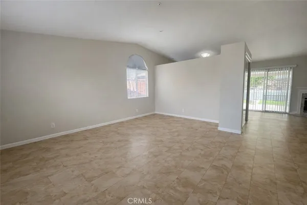 $3,000 | 2058 West Fairview Drive, Rialto, CA 92377