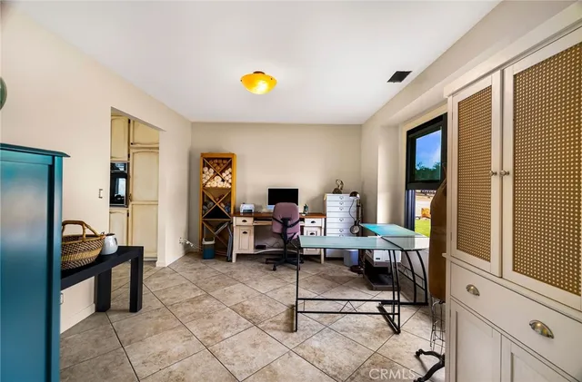 a view of a dinning table and chairs in the patio
