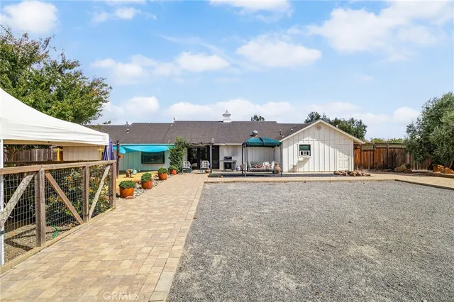 a view of a dinning table and chairs in the patio