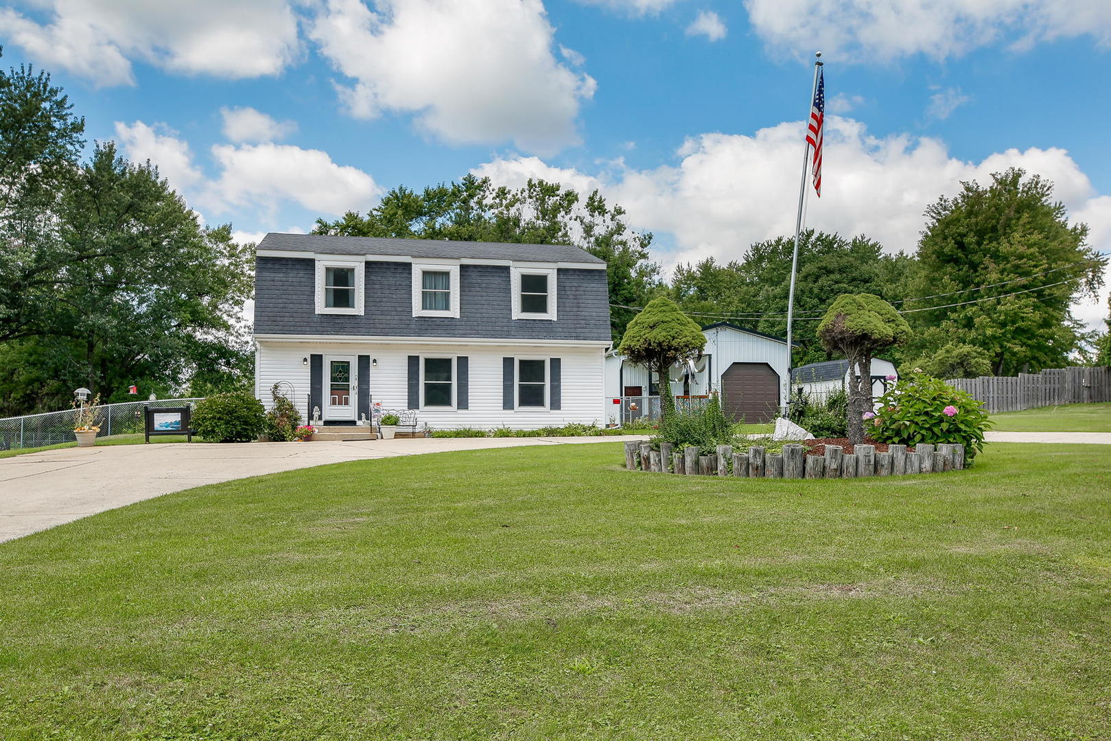6N476 Thorn Road Hanover Park, IL 60133 - Photo 34 of 35 a front view of a house with garden