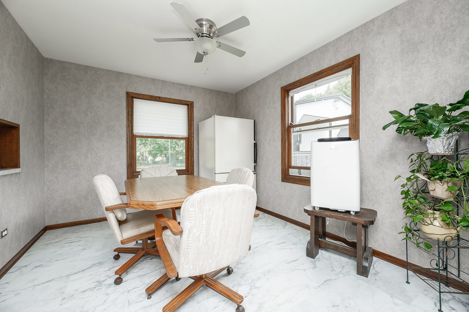 6N476 Thorn Road Hanover Park, IL 60133 - Photo 5 of 35 a living room with furniture and a potted plant