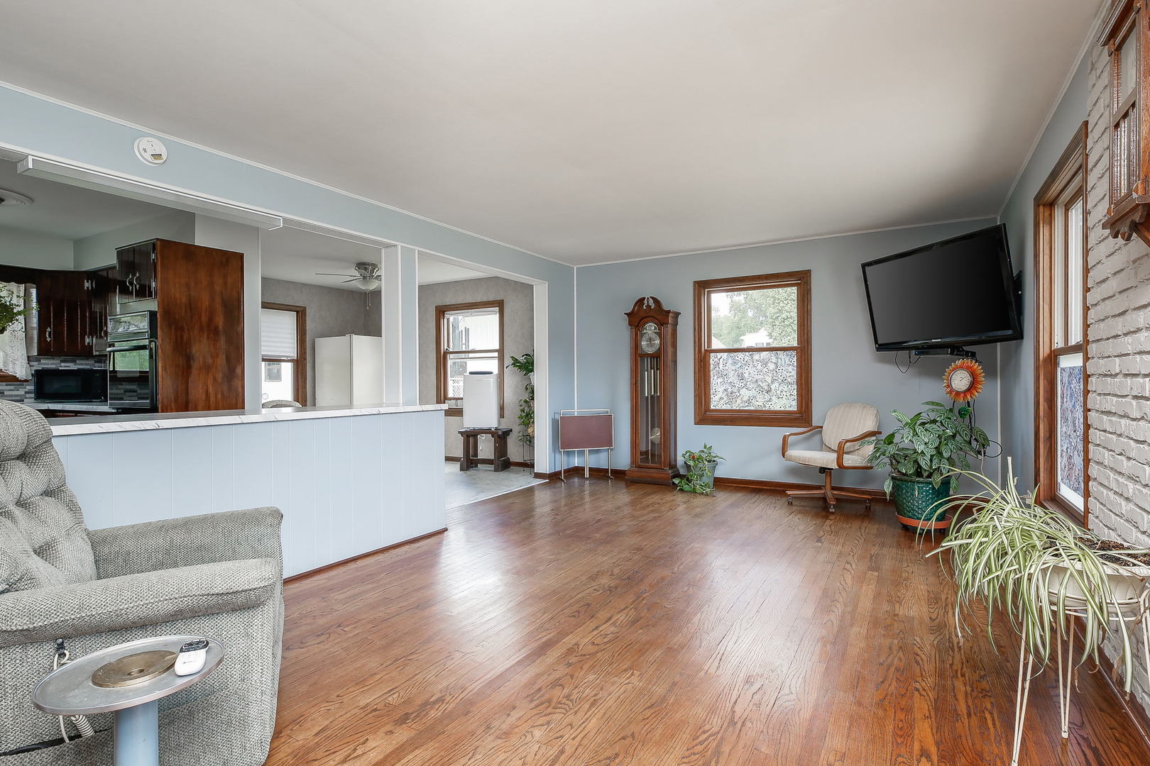 6N476 Thorn Road Hanover Park, IL 60133 - Photo 8 of 35 a living room with furniture and a flat screen tv