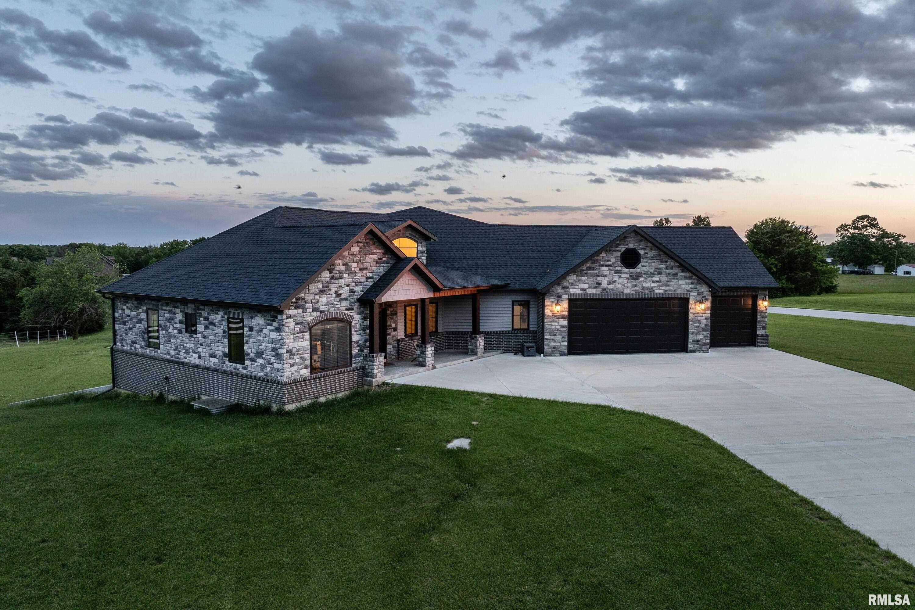 4811 Bitter Court Quincy, IL 62305 - Photo 2 of 38