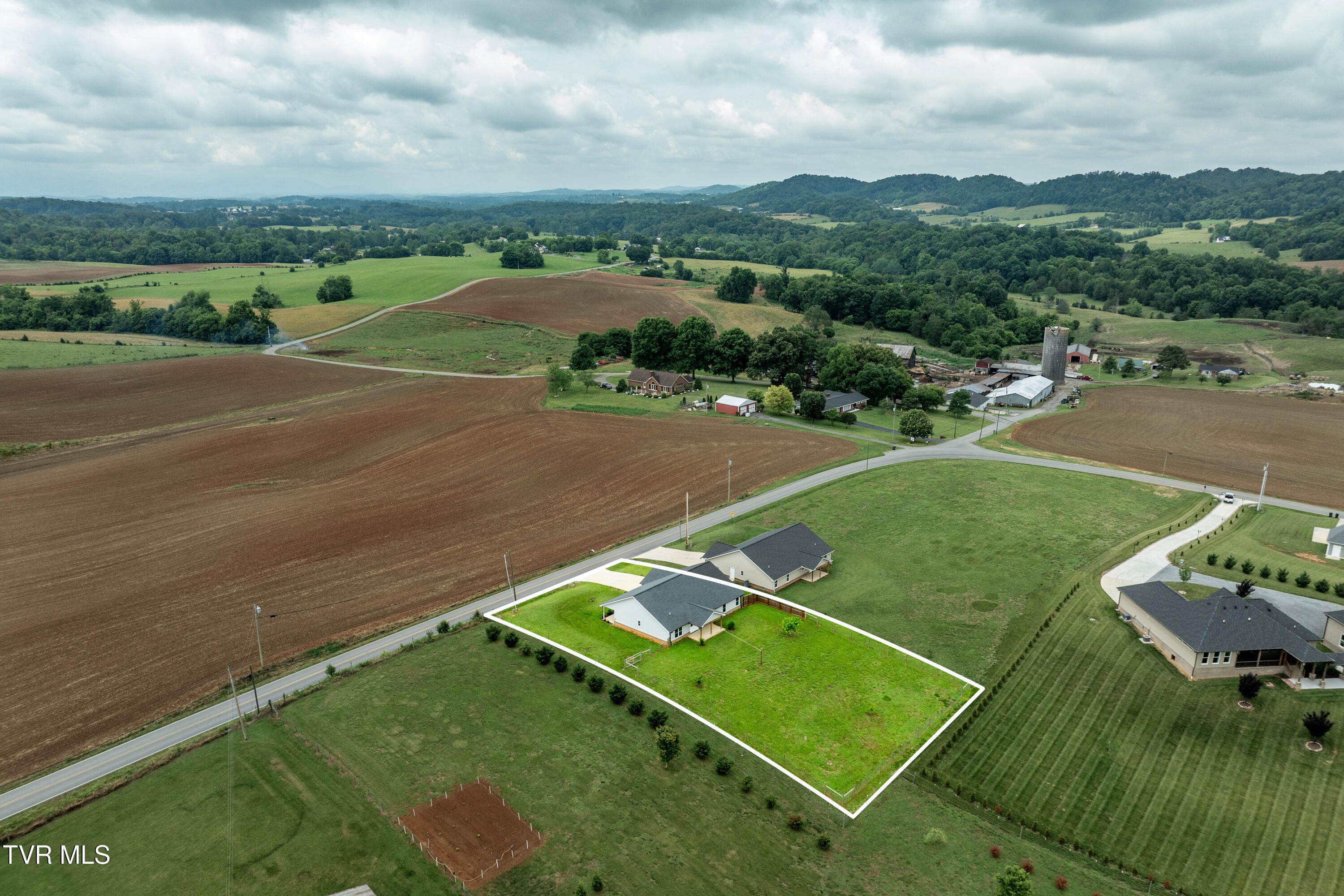 595 Pleasant Valley Road Jonesborough, TN 37659 - Photo 4 of 55 595 Pleasant Valley Road (3 of 72)