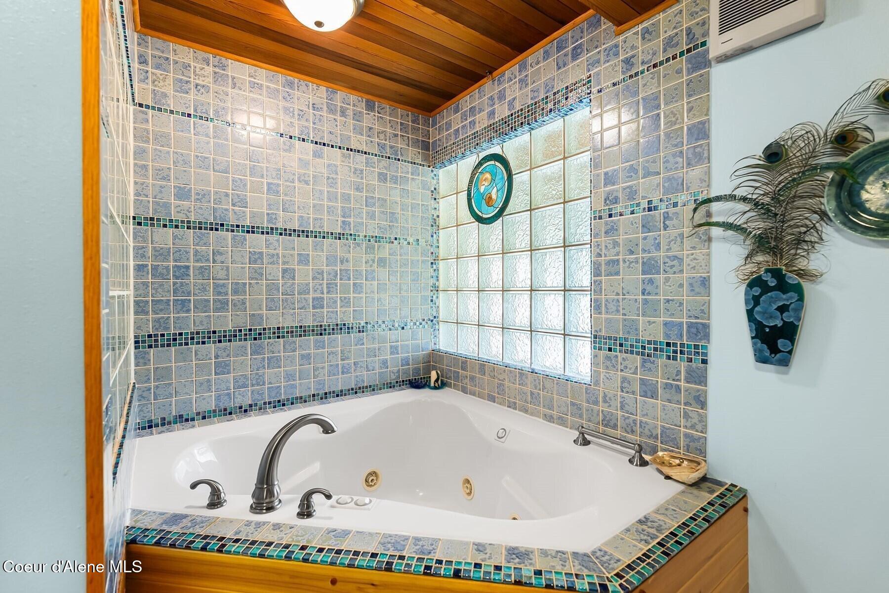 446 Hummingbird Drive Sandpoint, ID 83864 - Photo 54 of 95 Tub