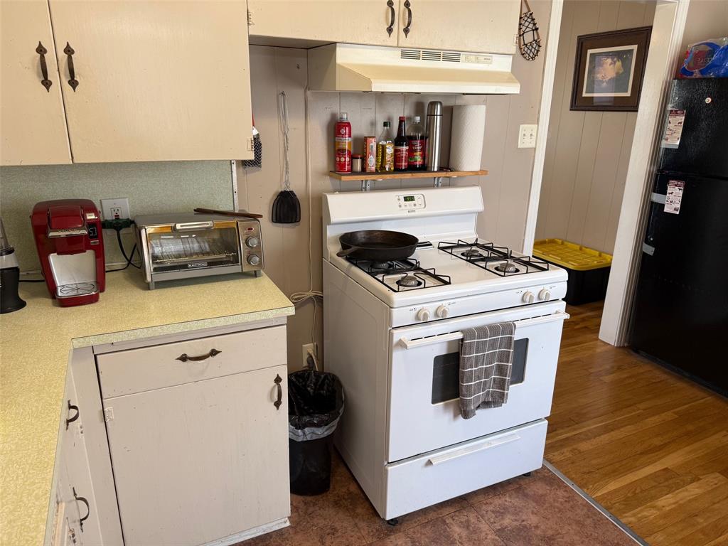 1716 Sheppard Street Waco, TX 76711 - Photo 3 of 13 a utility room with dryer and washer