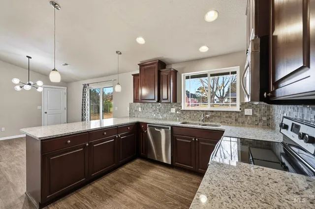 $469,999 | 20203 Top Road, Greenleaf, ID 83626