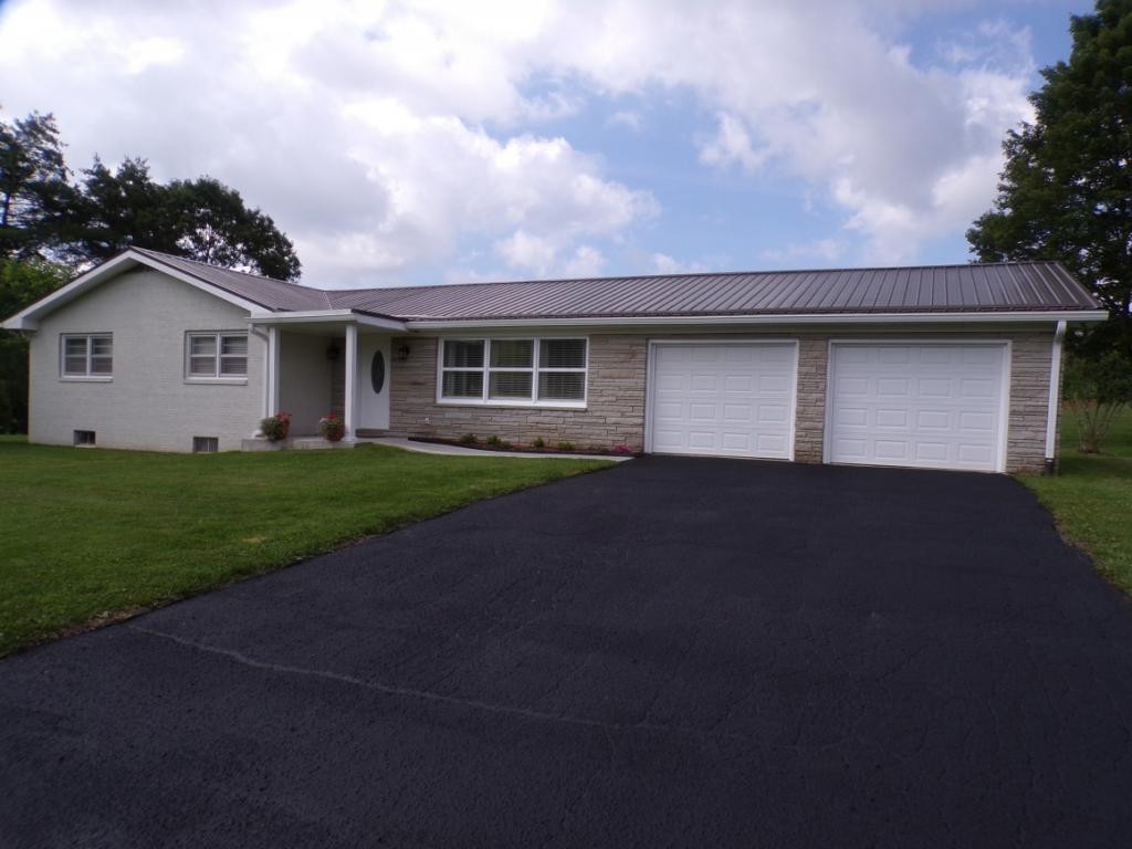 727 Hospital Road Mountain City, TN 37683 - Photo 2 of 36 RANCH STYLE FARM HOUSE