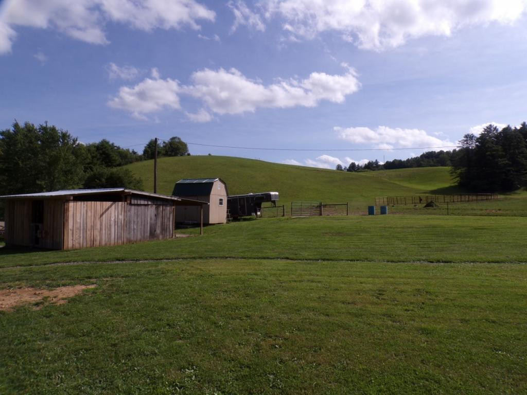 727 Hospital Road Mountain City, TN 37683 - Photo 32 of 36 3 STALL BARN TACK BLDG