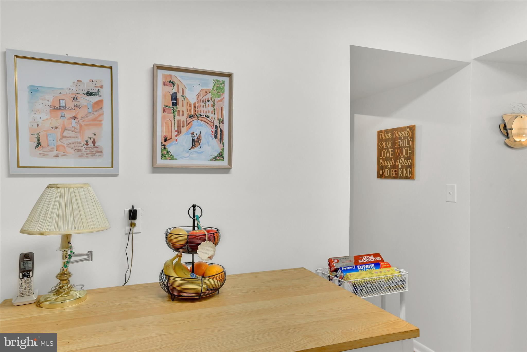 41 Stirrup Court, Unit 7 Baltimore, MD 21208 - Photo 11 of 34 a bedroom with a bed and a lamp on table