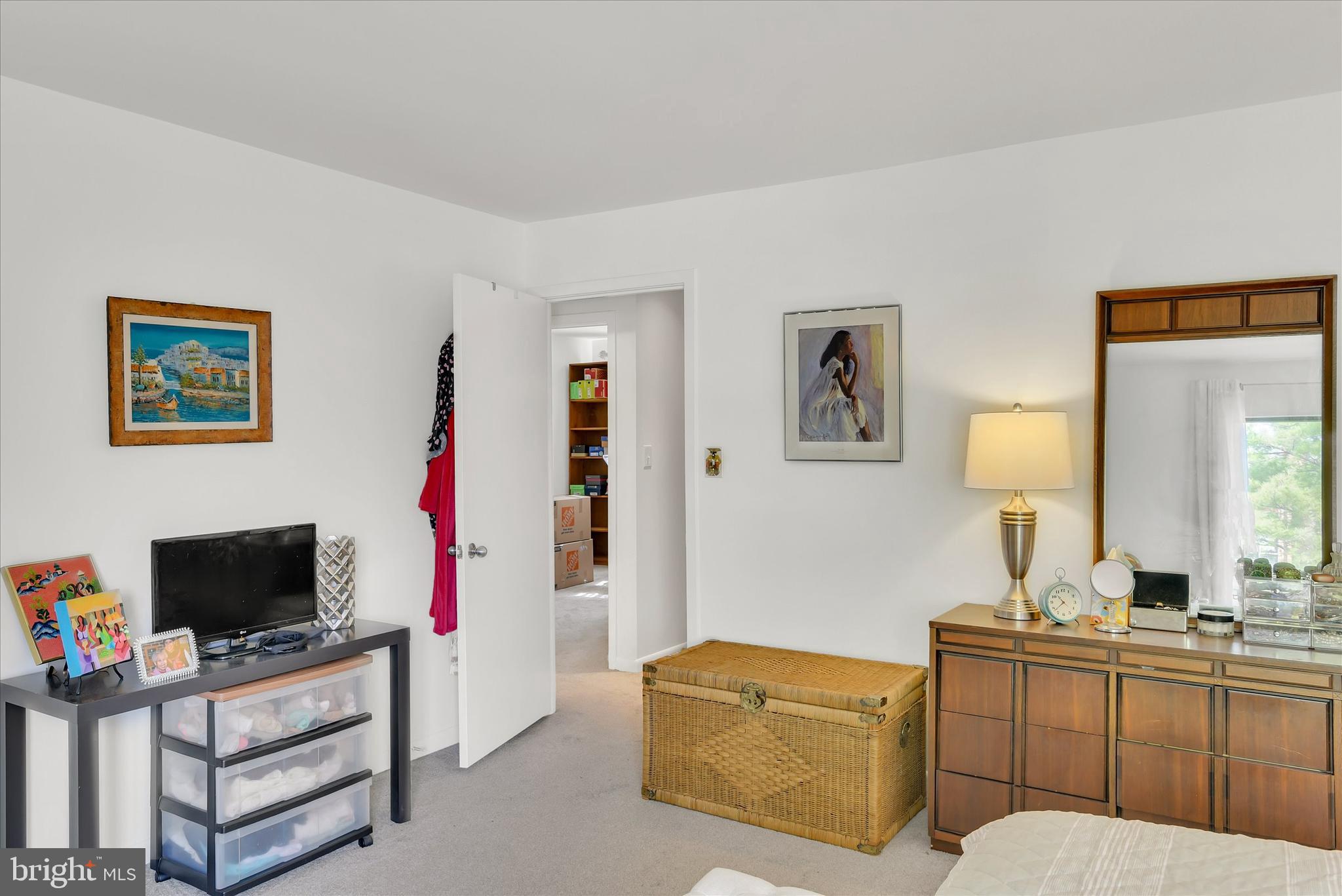 41 Stirrup Court, Unit 7 Baltimore, MD 21208 - Photo 20 of 34 a living room with furniture and a flat screen tv