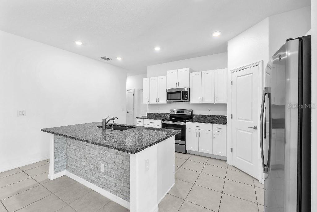 5518 Blue Azure Drive Wimauma, FL 33598 - Photo 13 of 26