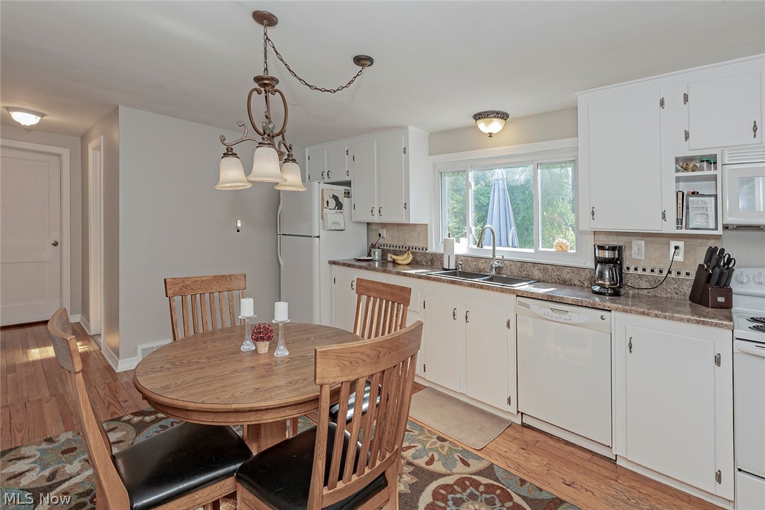 106 Fernwood Road Chagrin Falls, OH 44022 - Photo 11 of 28 Eat-In Kitchen