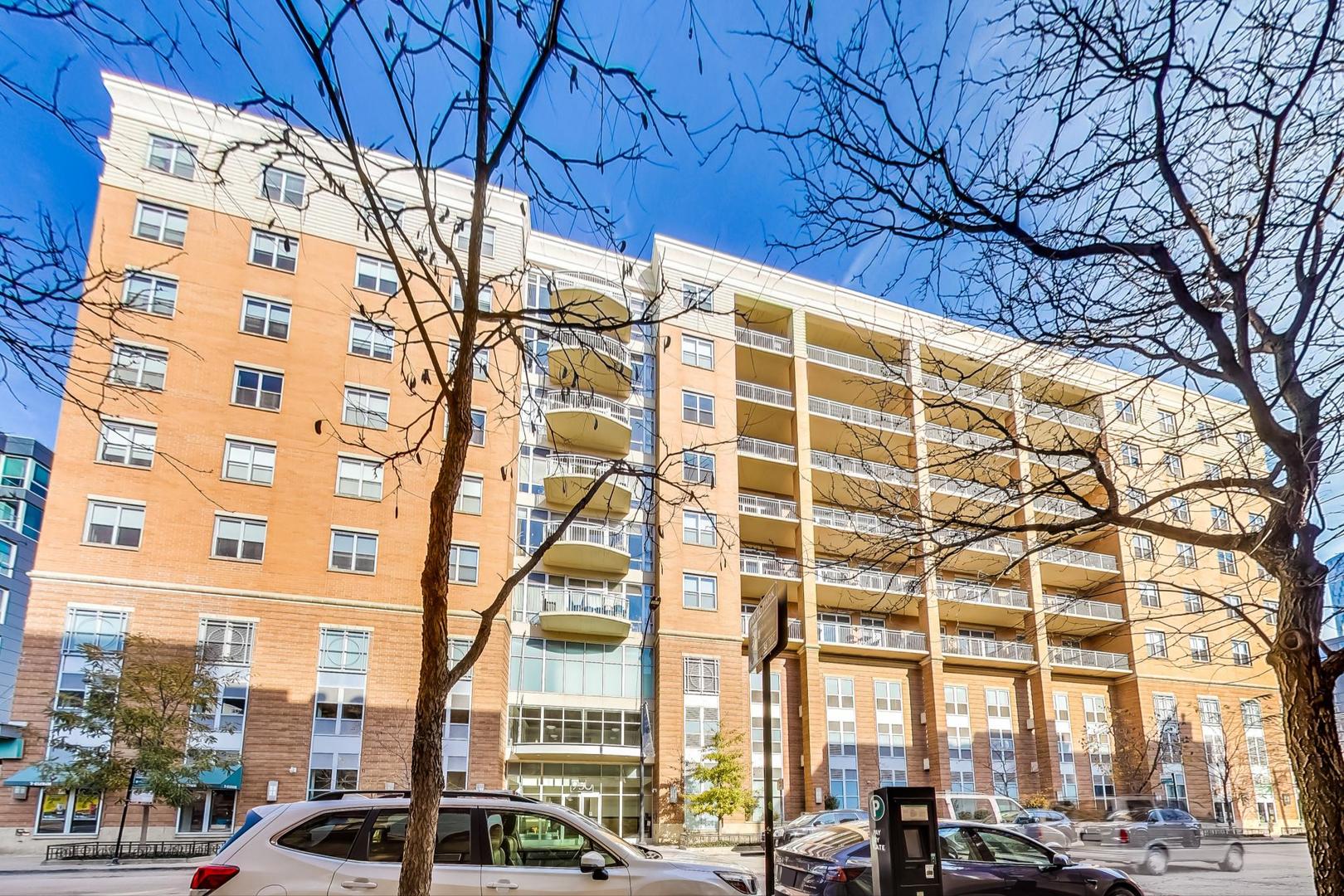 950 West Monroe Street, Unit 608 Chicago, IL 60607 - Photo 2 of 44 a front view of a building