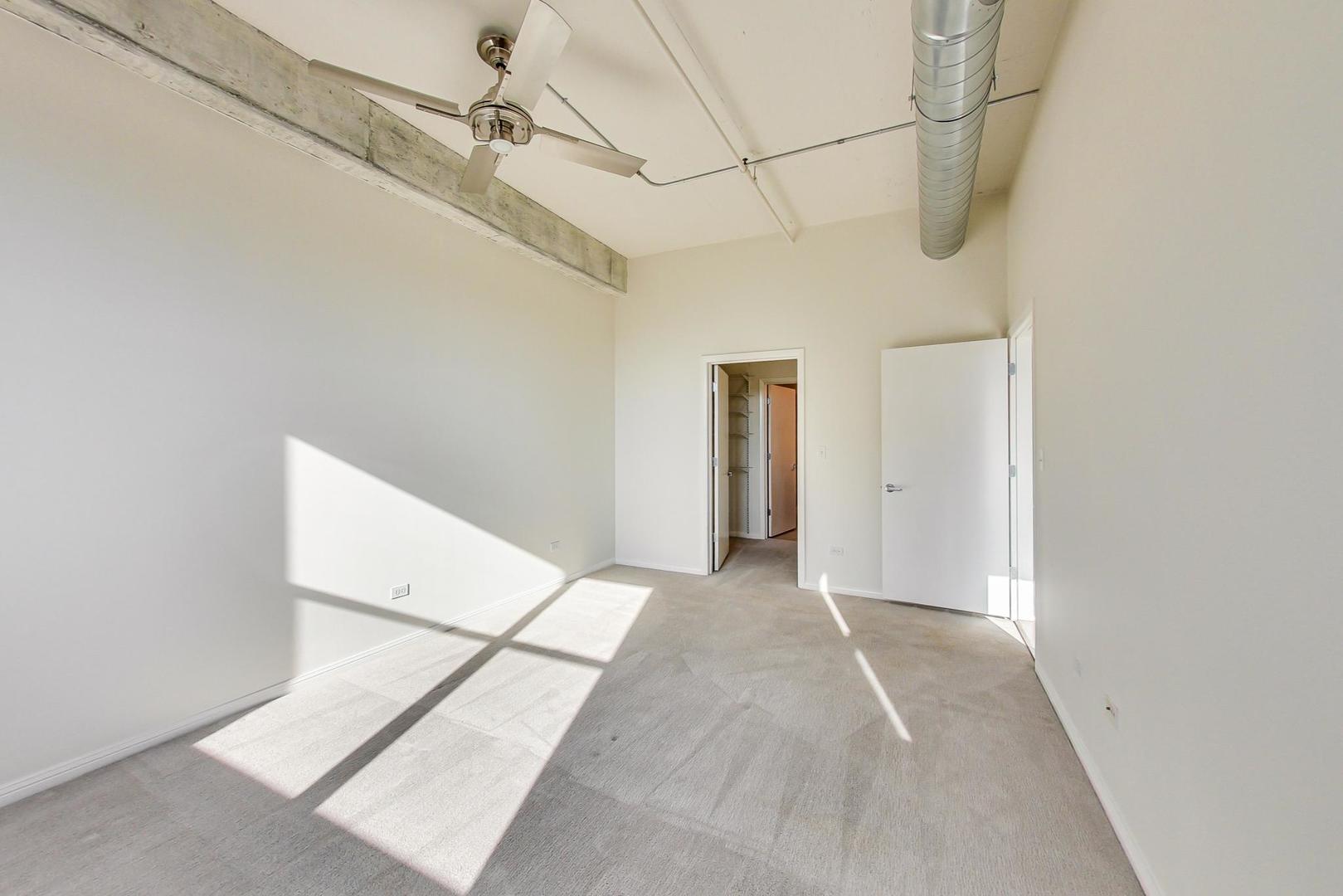 950 West Monroe Street, Unit 608 Chicago, IL 60607 - Photo 24 of 44 a view of a room with a hallway
