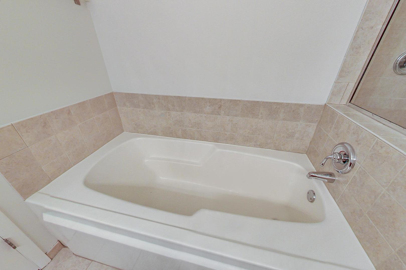 950 West Monroe Street, Unit 608 Chicago, IL 60607 - Photo 27 of 44 a bathroom with a bathtub