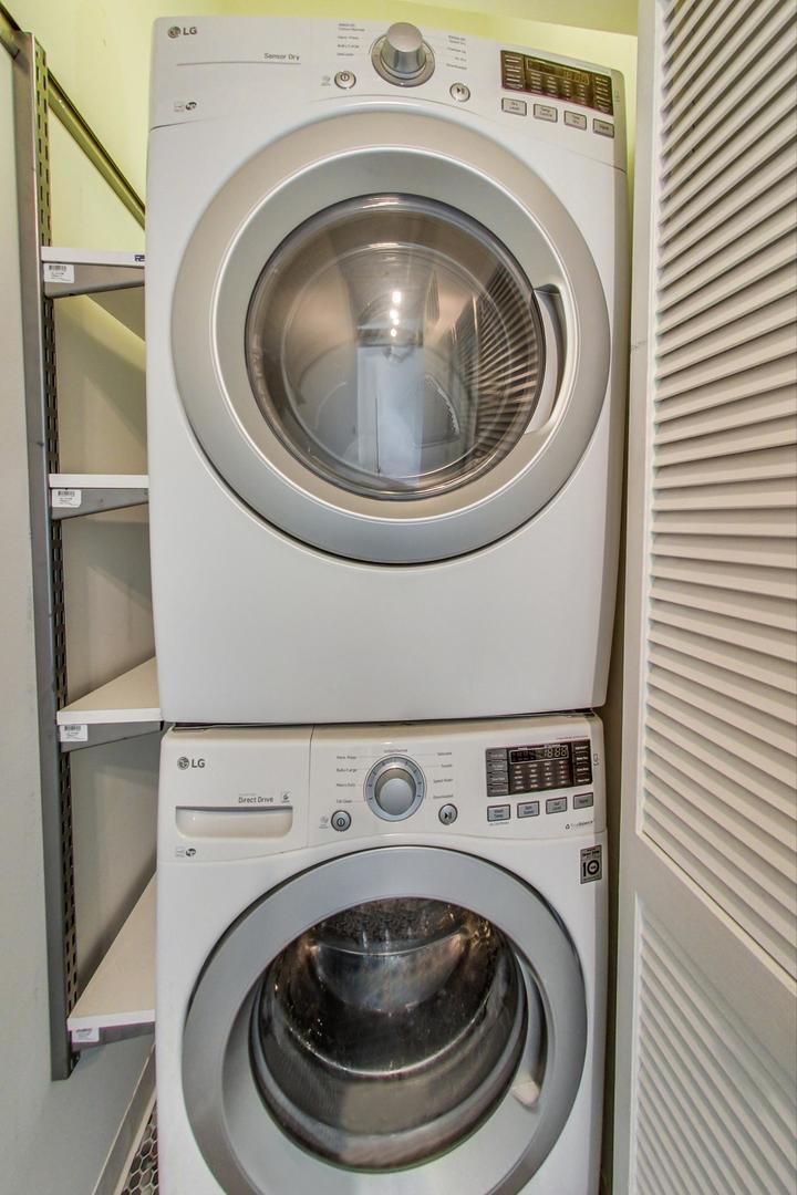 950 West Monroe Street, Unit 608 Chicago, IL 60607 - Photo 33 of 44 a utility room with dryer and washer