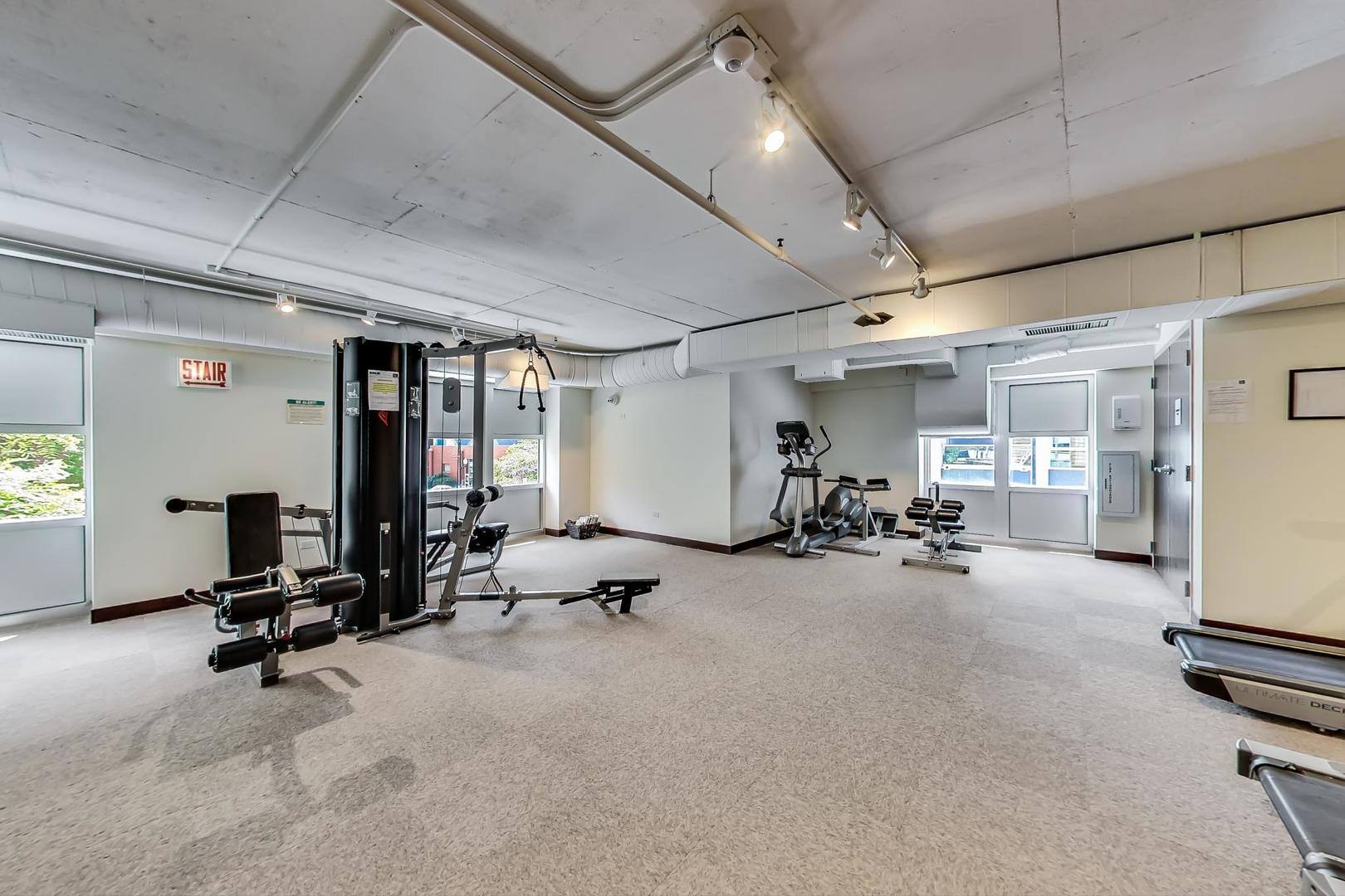 950 West Monroe Street, Unit 608 Chicago, IL 60607 - Photo 38 of 44 a view of a room with gym equipment
