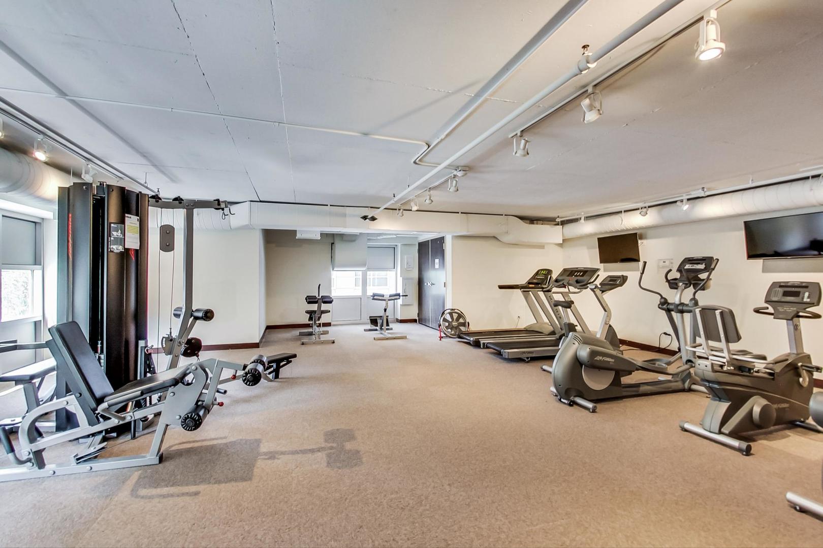 950 West Monroe Street, Unit 608 Chicago, IL 60607 - Photo 39 of 44 a view of a room with gym equipment