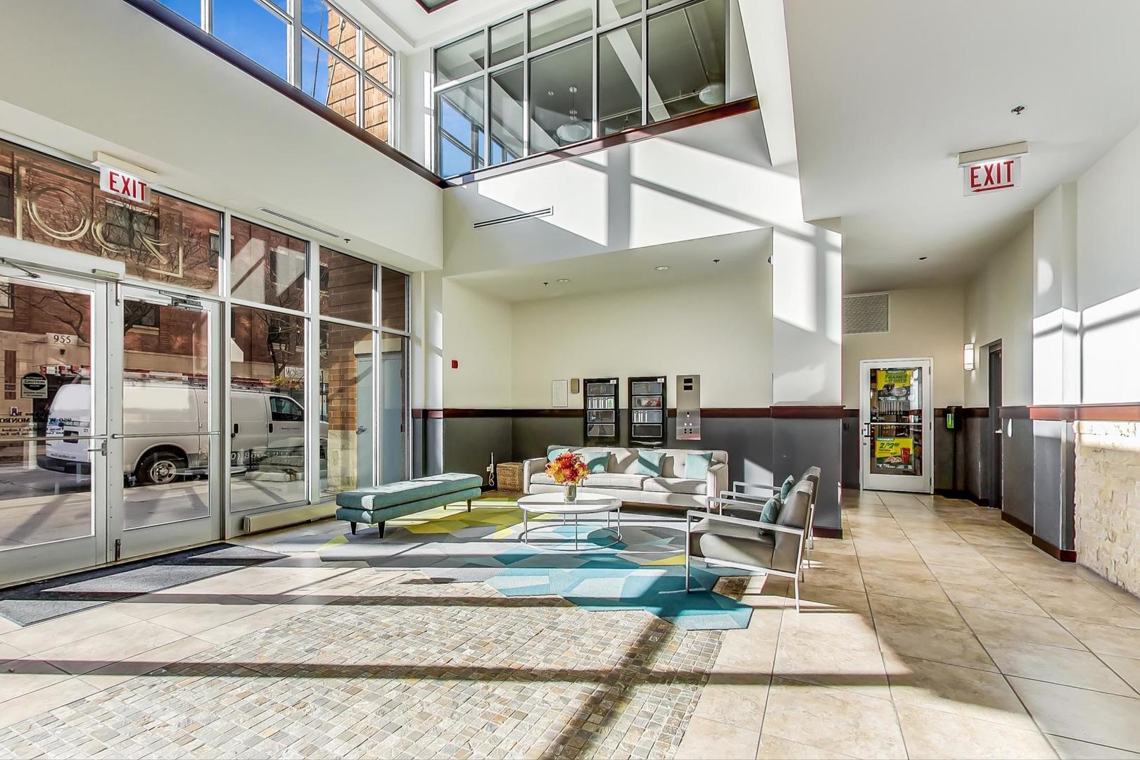 950 West Monroe Street, Unit 608 Chicago, IL 60607 - Photo 6 of 44 a outdoor space with lots of tables and chairs