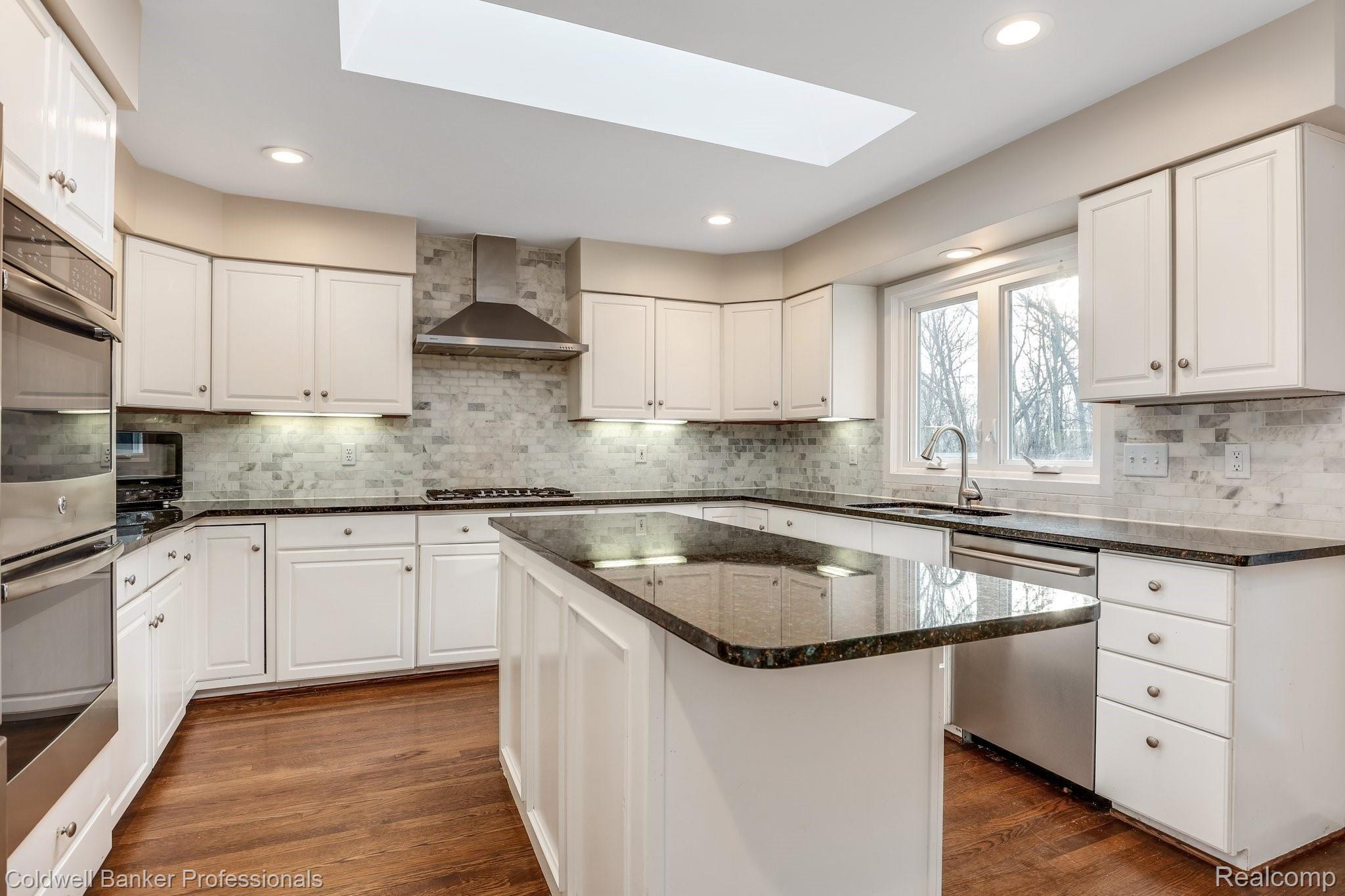 5365 Ridge Trail North Clarkston, MI 48348 - Photo 13 of 55 Remodeled kitchen (2016)