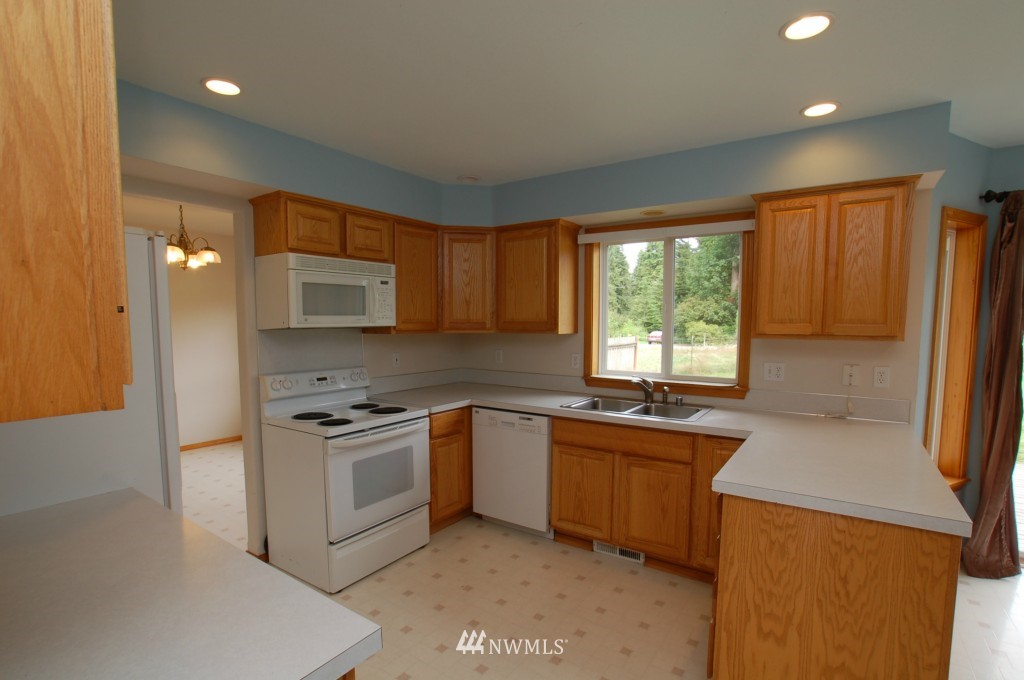 10008 168th Avenue Southwest Rochester, WA 98579 - Photo 2 of 15