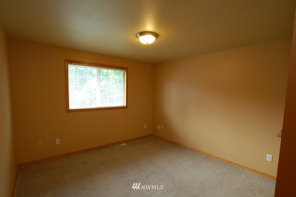 10008 168th Avenue Southwest Rochester, WA 98579 - Photo 11 of 15