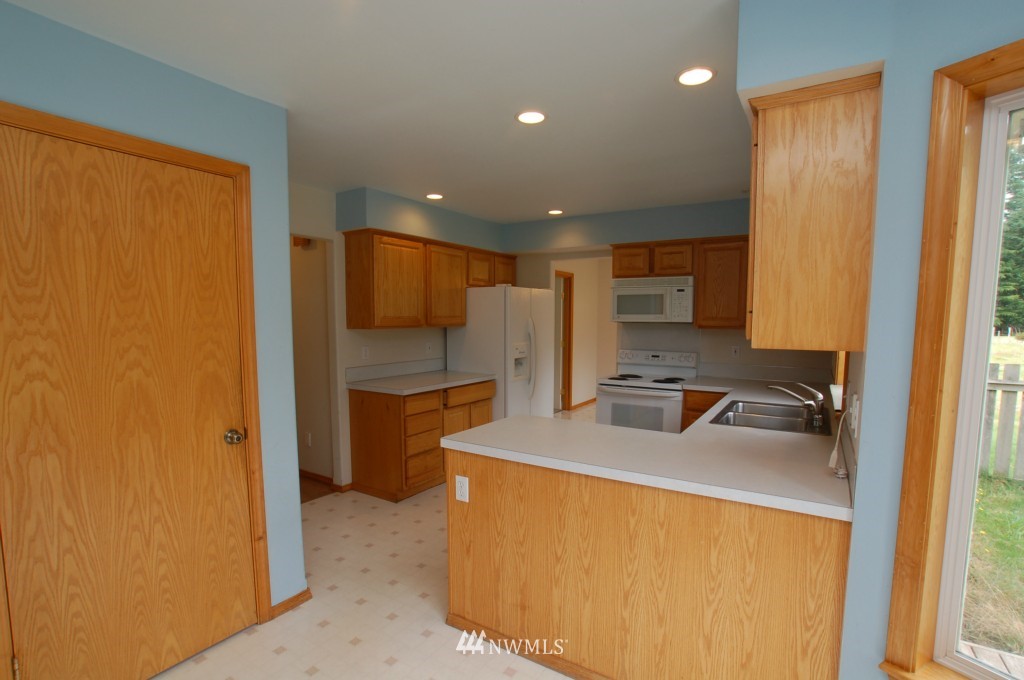 10008 168th Avenue Southwest Rochester, WA 98579 - Photo 3 of 15