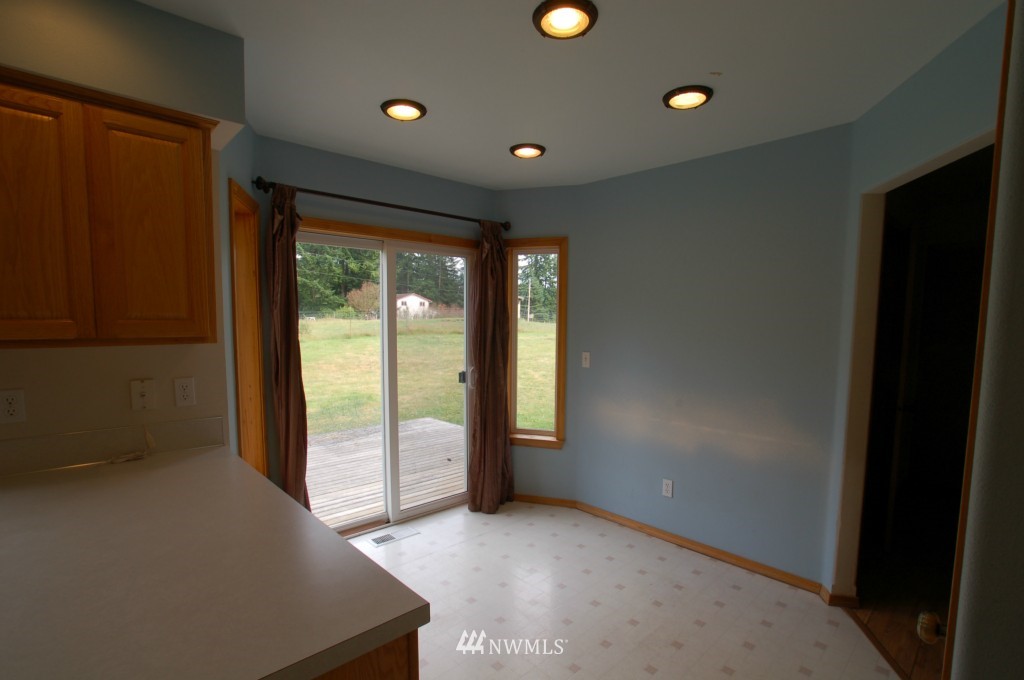 10008 168th Avenue Southwest Rochester, WA 98579 - Photo 4 of 15