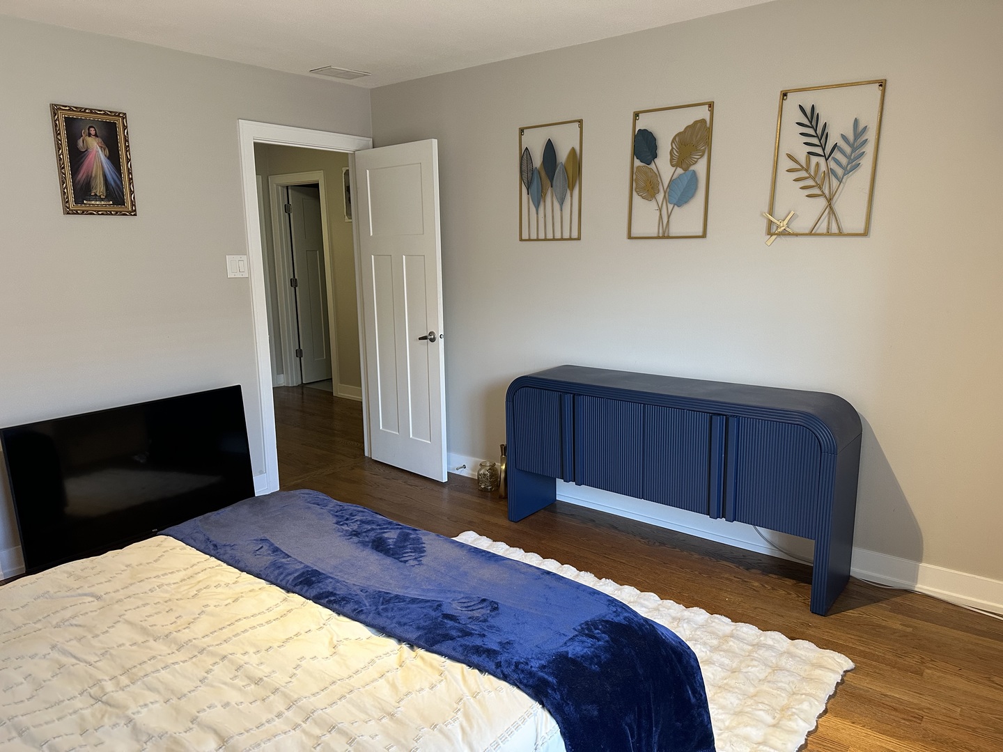 9830 Sayre Avenue, Unit 13 Chicago Ridge, IL 60415 - Photo 23 of 34 a bedroom with a bed and a view of kitchen