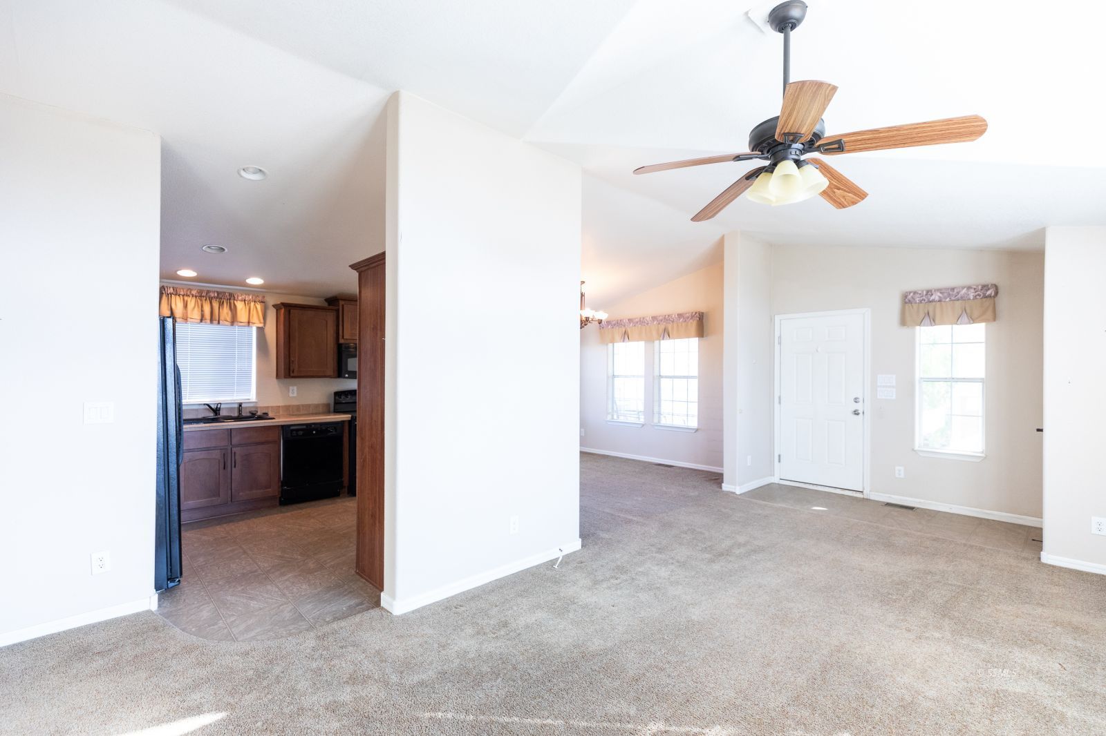 957 East Springer Avenue Ridgecrest, CA 93555 - Photo 4 of 31 a view interior of a house and natural light