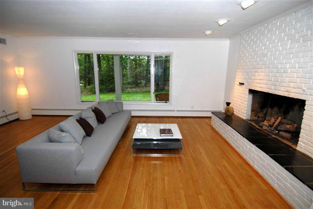 2040 Hunter Mill Road Vienna, VA 22181 - Photo 5 of 26 Living Room