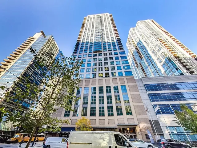 $3,800 | 2 East Erie Street, Unit 2205, Chicago, IL 60611