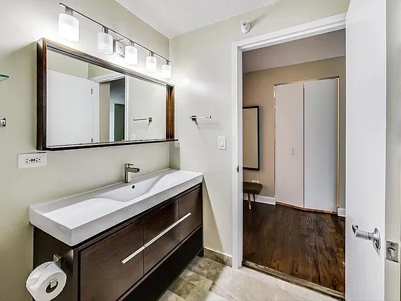 $3,800 | 2 East Erie Street, Unit 2205, Chicago, IL 60611