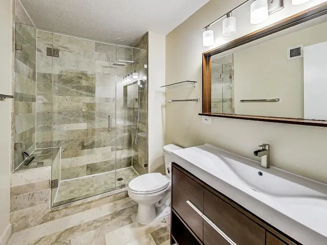 $3,800 | 2 East Erie Street, Unit 2205, Chicago, IL 60611