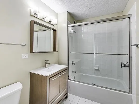 $3,800 | 2 East Erie Street, Unit 2205, Chicago, IL 60611