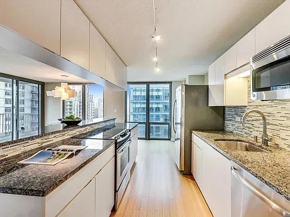 $3,800 | 2 East Erie Street, Unit 2205, Chicago, IL 60611