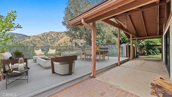 a view of back yard of the house