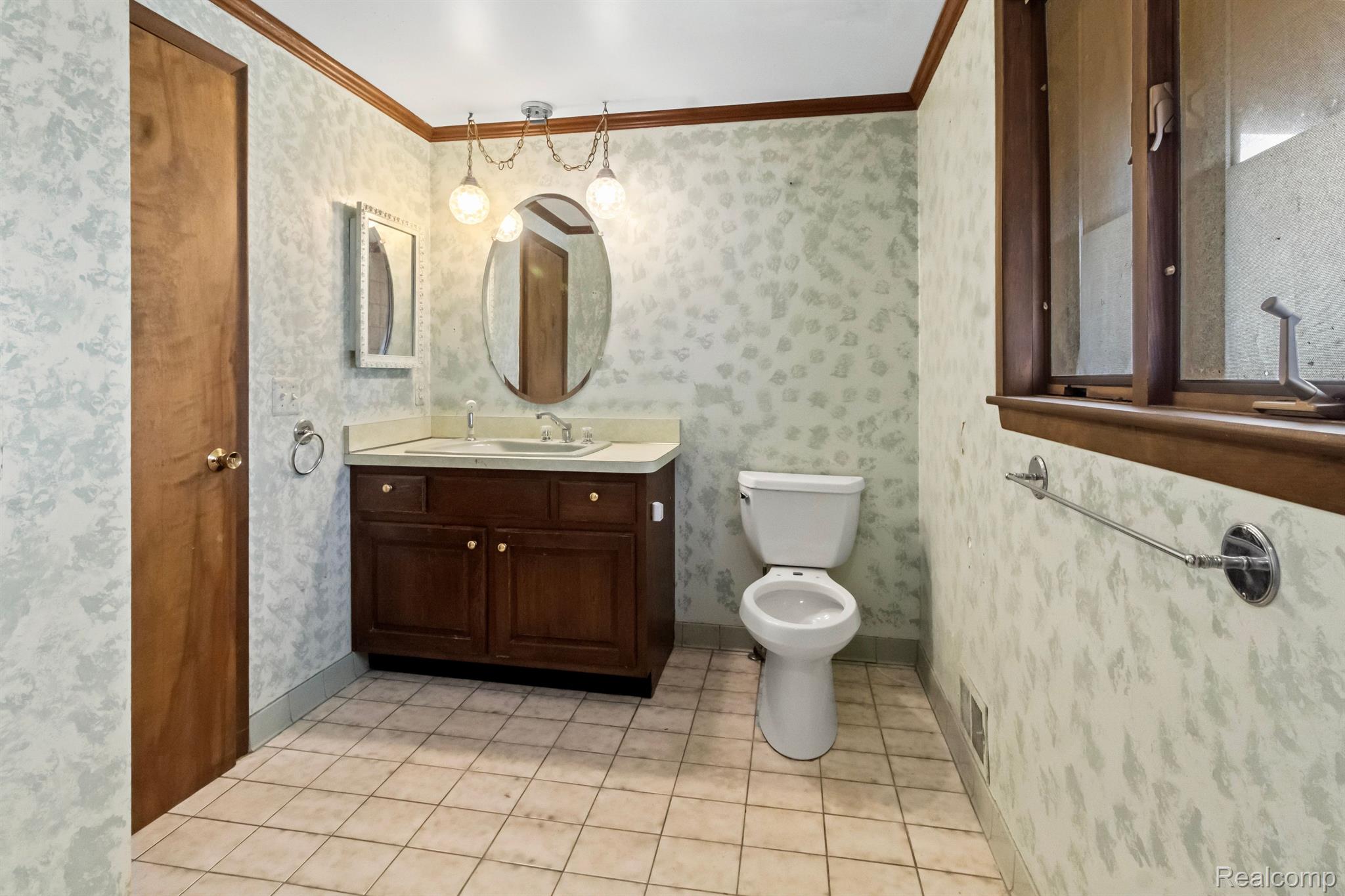 11400 Chicago Road Warren, MI 48093 - Photo 31 of 40 Bathroom 2 on 2nd floor