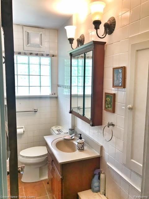 4359 Fenton Road Burton, MI 48529 - Photo 18 of 23 Gallery Image 18