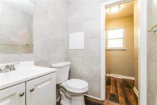 $2,095 | 404 Southwest Keystone Court, Blue Springs, MO 64014