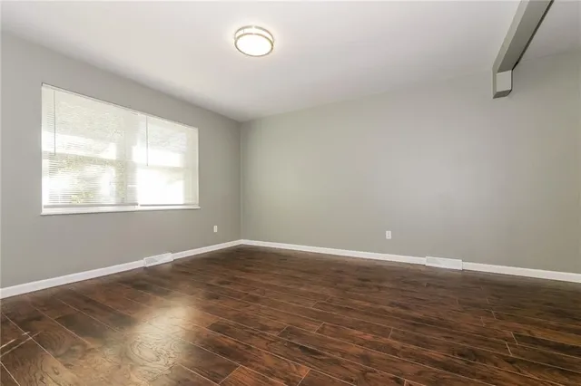 $2,095 | 404 Southwest Keystone Court, Blue Springs, MO 64014