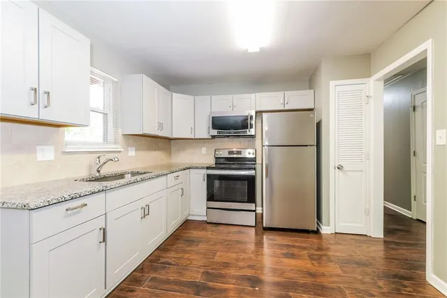 $2,095 | 404 Southwest Keystone Court, Blue Springs, MO 64014