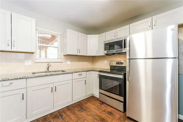 $2,095 | 404 Southwest Keystone Court, Blue Springs, MO 64014