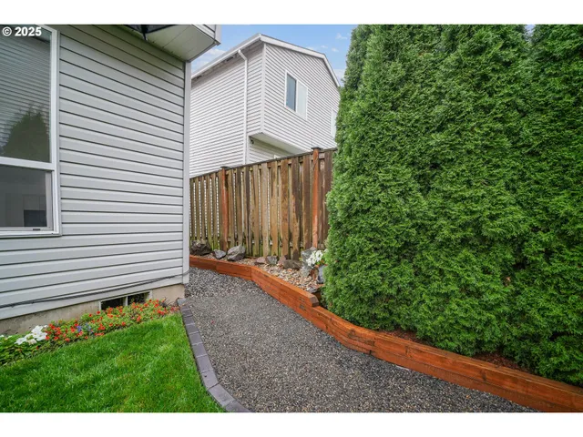 a view of a backyard with pathway